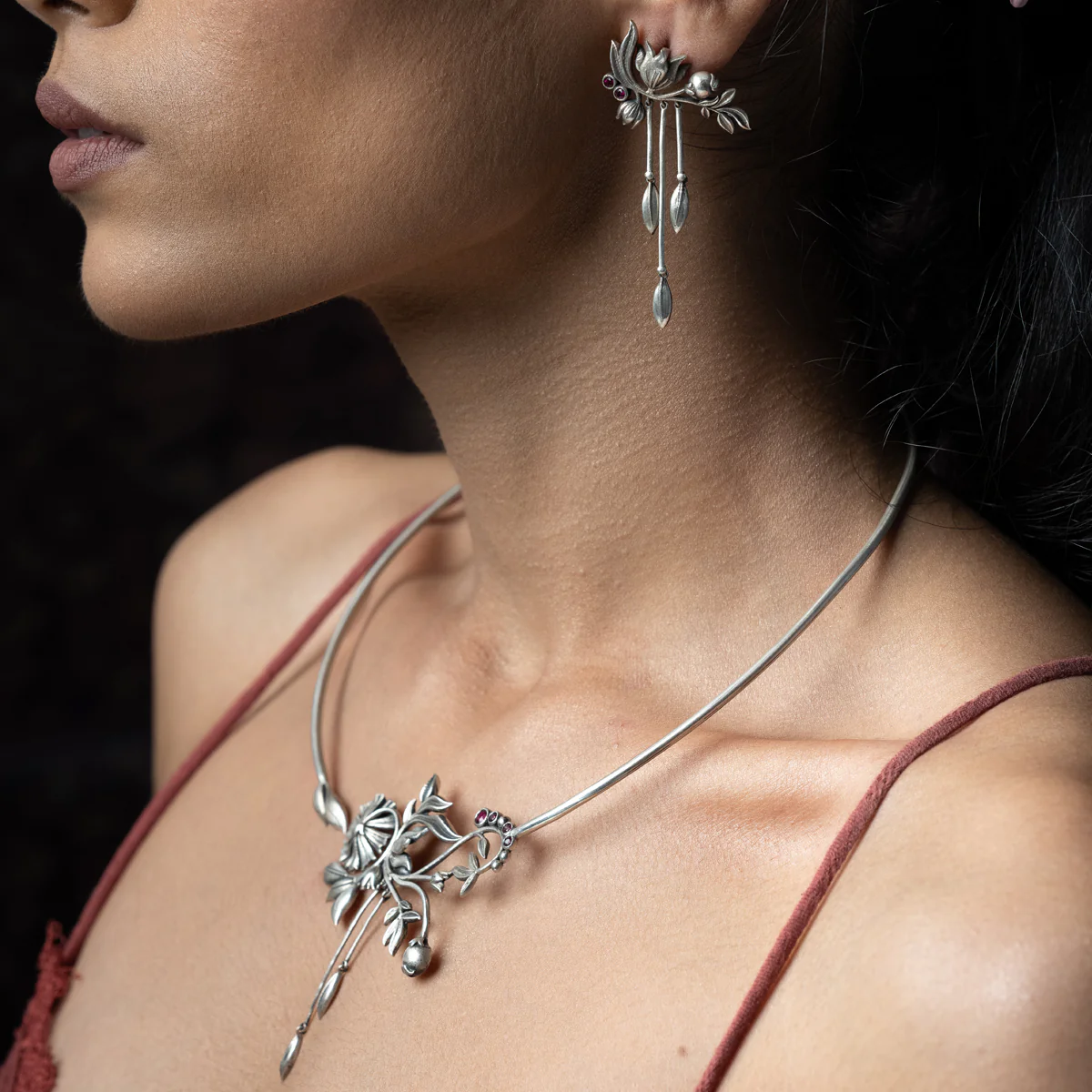 William Morris - 3 Stems Lilly Silver Earrings by Moha - Image 3