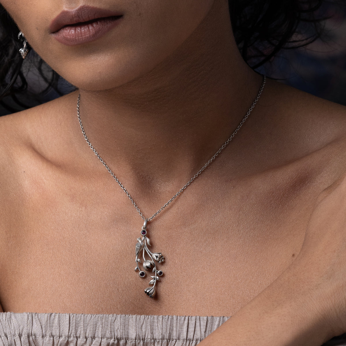 William Morris - Strawberry Thief Vertical Silver Pendant by Moha - Image 3