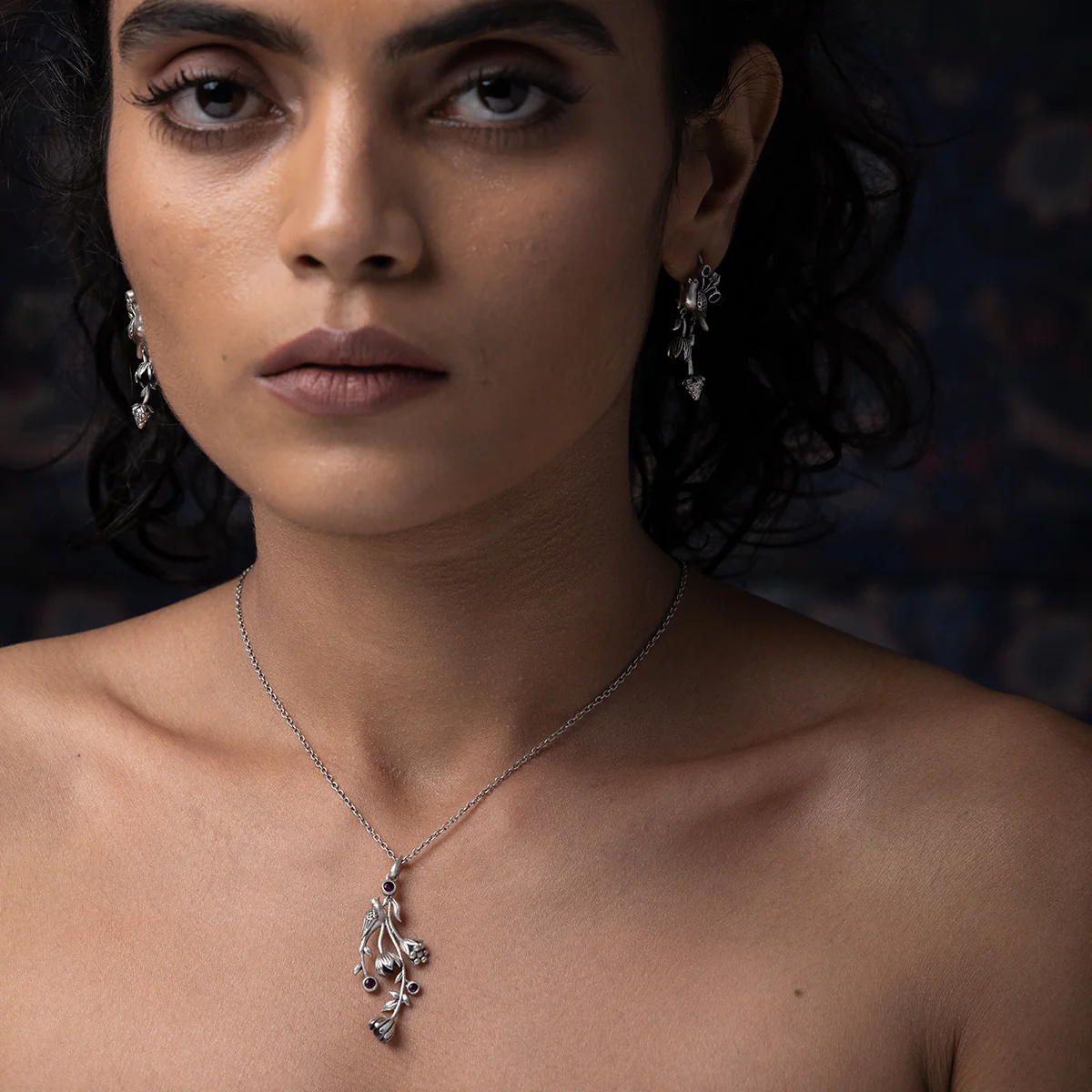 William Morris - Strawberry Thief Vertical Silver Pendant by Moha - Image 4